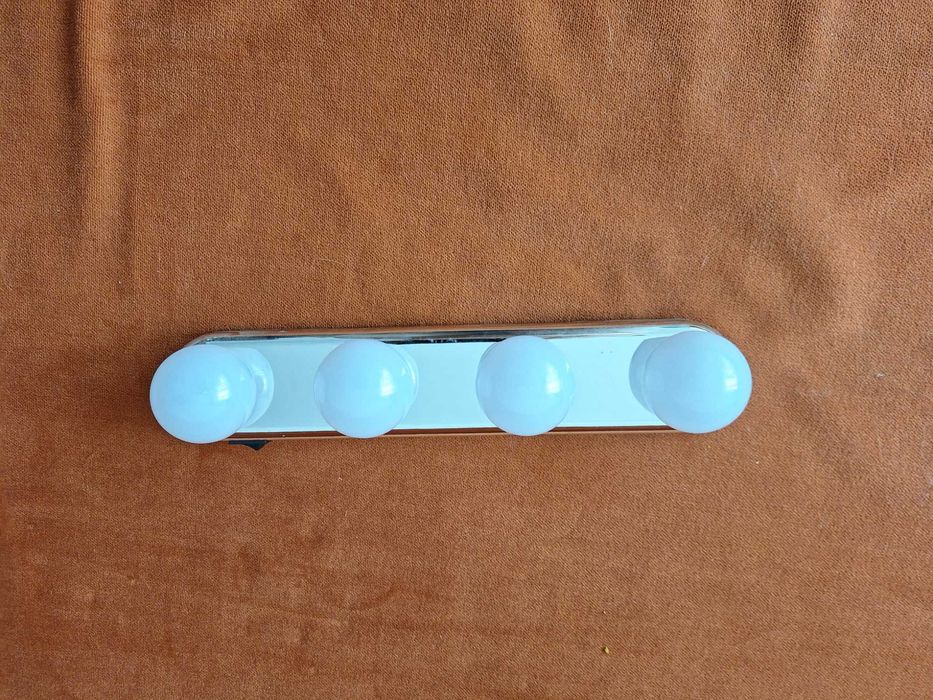 Lampa portabila pentru machiaj, 4 becuri LED, ventuze incluse