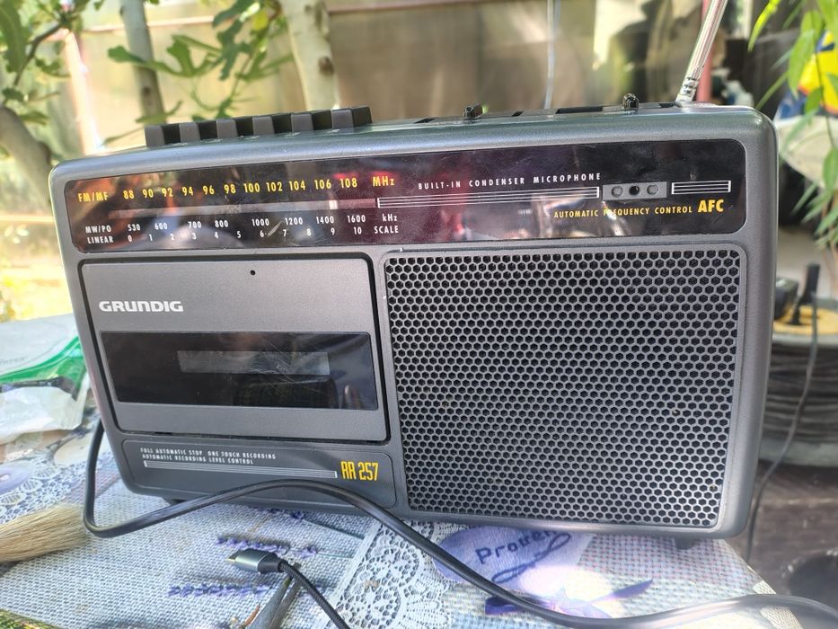 Vând vând radiouri dual grundig Sony
