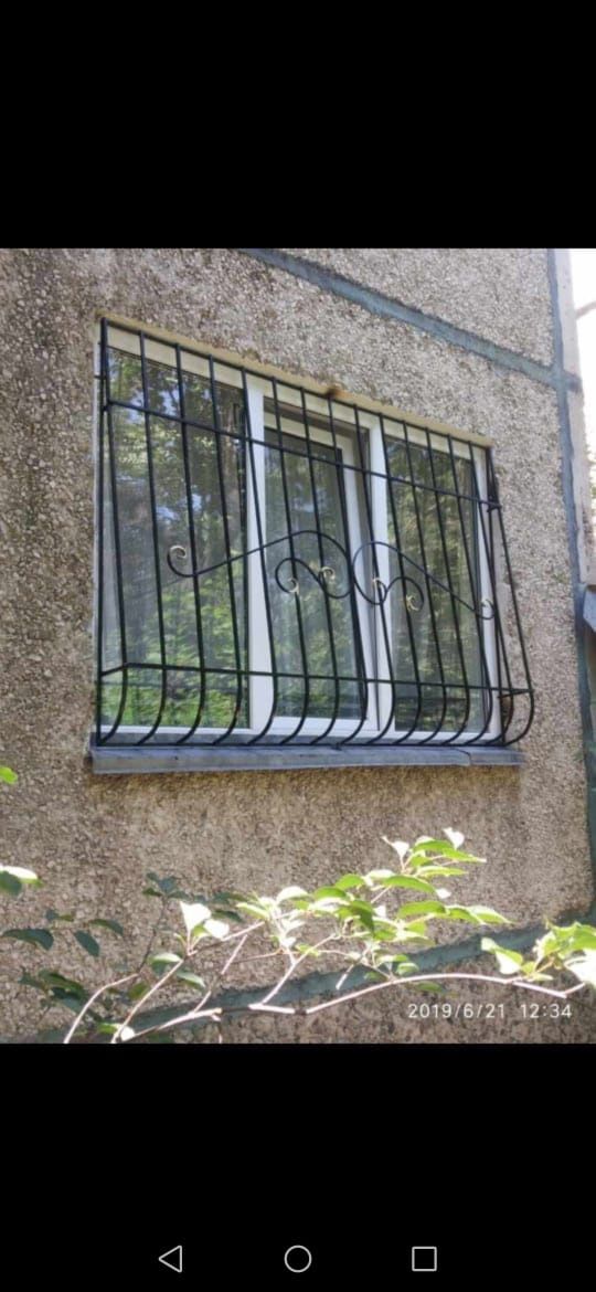 На окна решетки металлические
