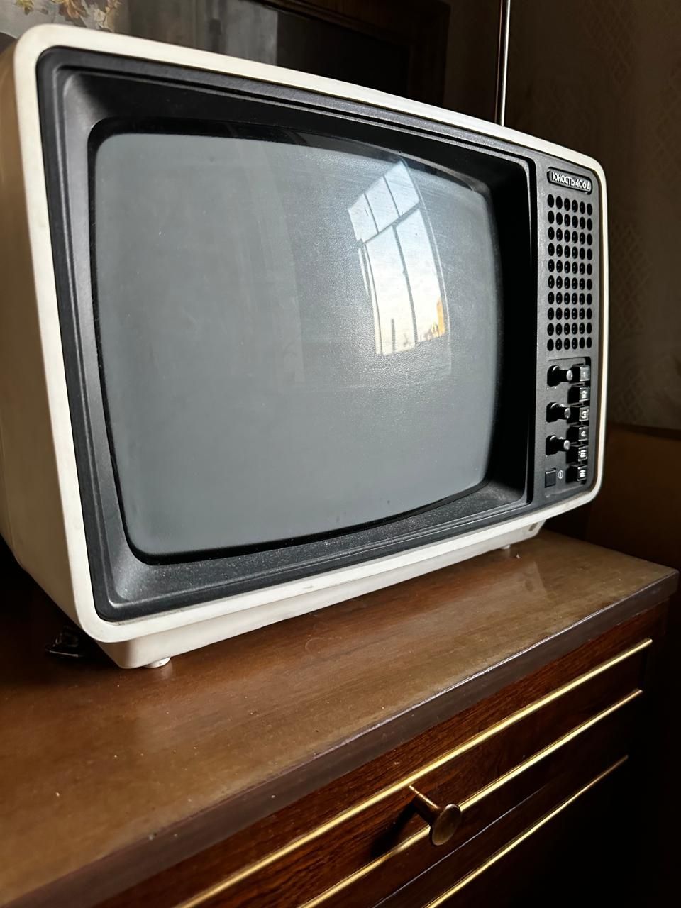Телевизор черно-белый