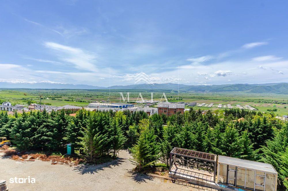 Apartament 3 camere, 110 mp curte, parcare, inconjurat de zona verde