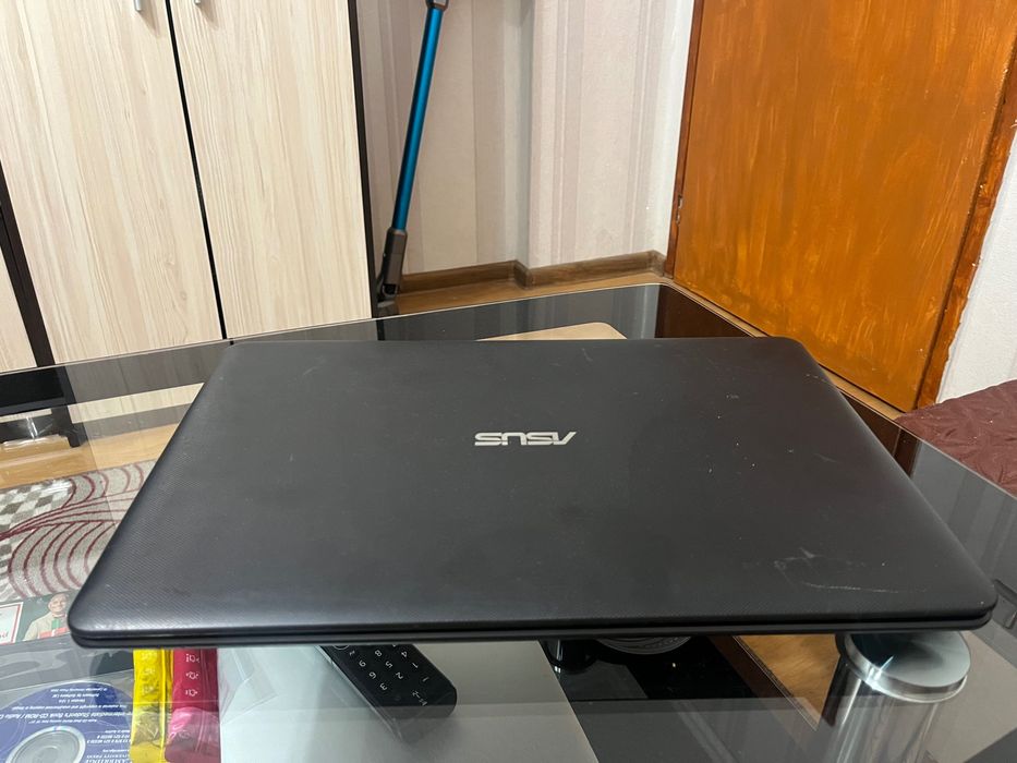 Asus 17.3 250gb ssd. Преинсталиран