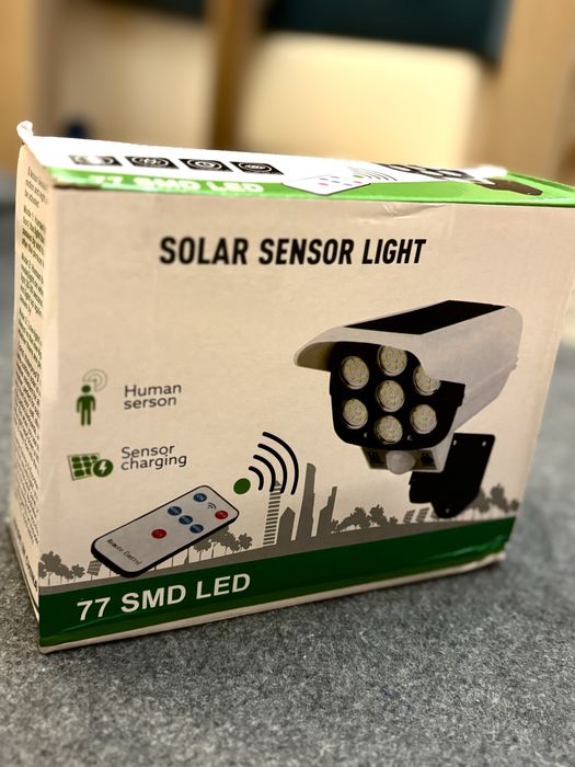 Lampă solară tip cameră falsă cu senzor de mișcare