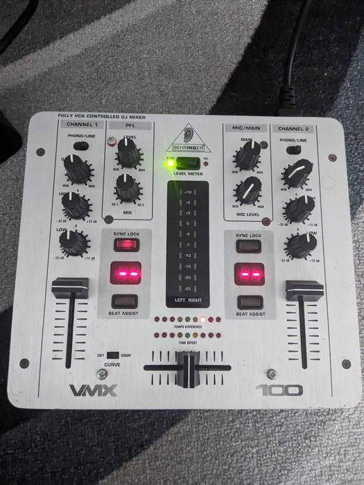 Behringer VMX100 mixer