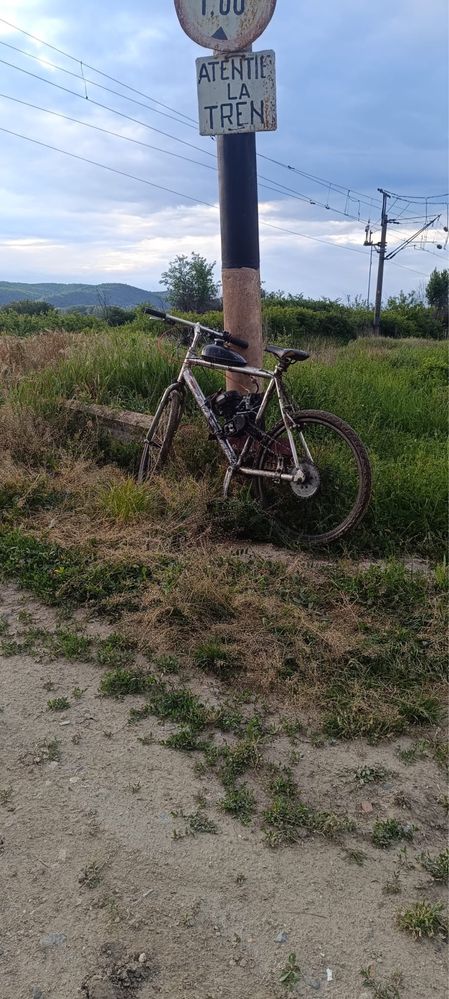 Vând bicicletă cu motor