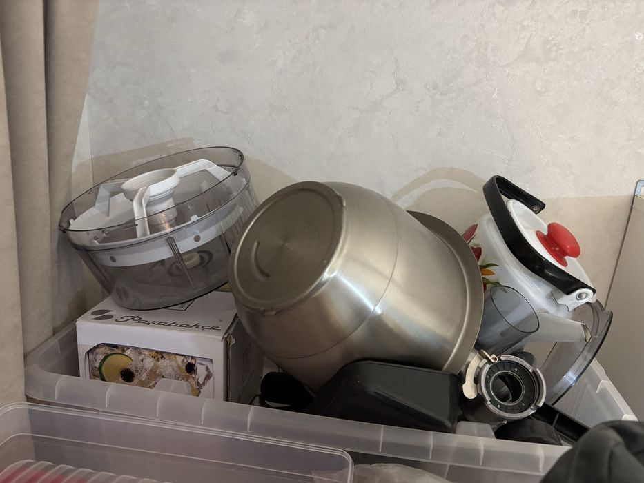 Bosh комбайн почти новая кроме мясорубки