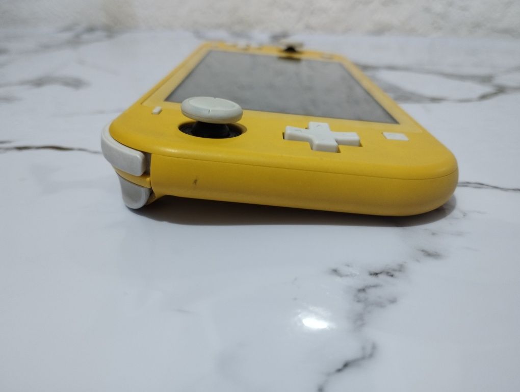 Продаю Nintendo switch lait в отличном состоянии
