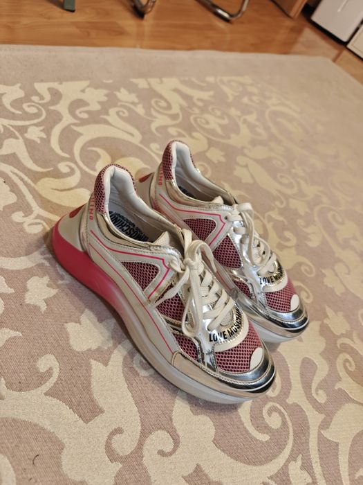 Vând adidași love moschino