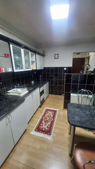 Inchiriez apartament cu 3 camere