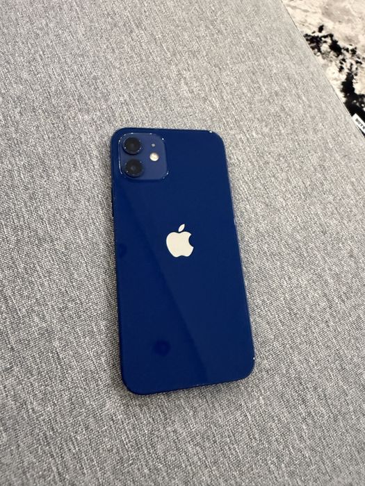 Продавам iphone 12 син цят
