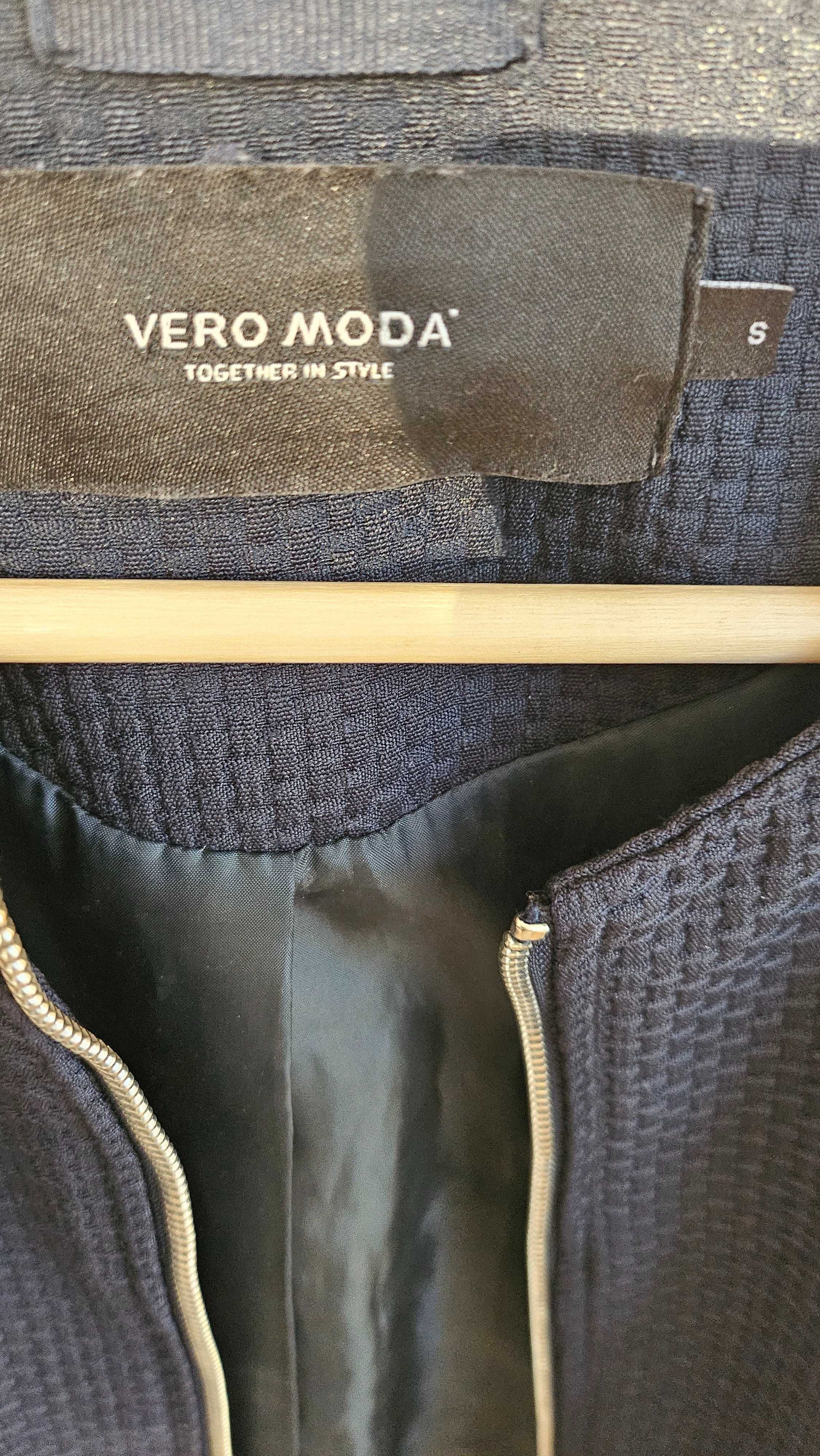 Дамско яке  на марката Vero moda в тъмно син цвят