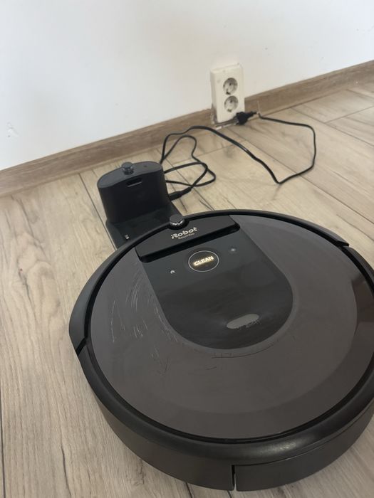 Robot aspirator Roomba i7 WiFi smart, 33W, la cutie