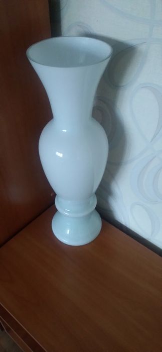 Напольная ваза. Цвет-белый, матовый. Высота57 см. Сделана в г. Гусь хр