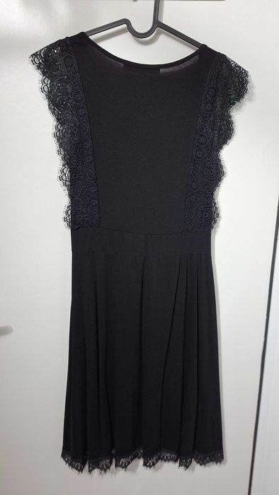 Елегантна черна рокля с флорални и пеперудени мотиви – Desigual