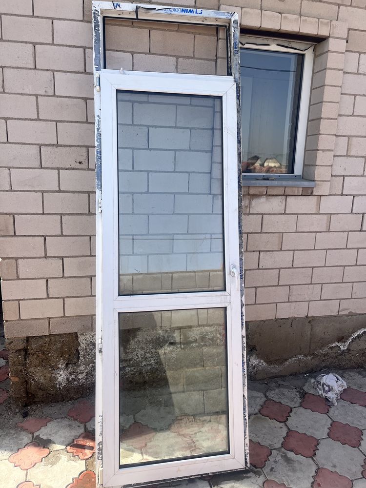 Пластиковый дверь с окнами 250/80