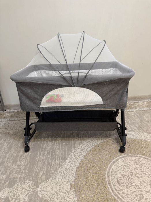 Детская кровать, легкая , передвигается на колесиках