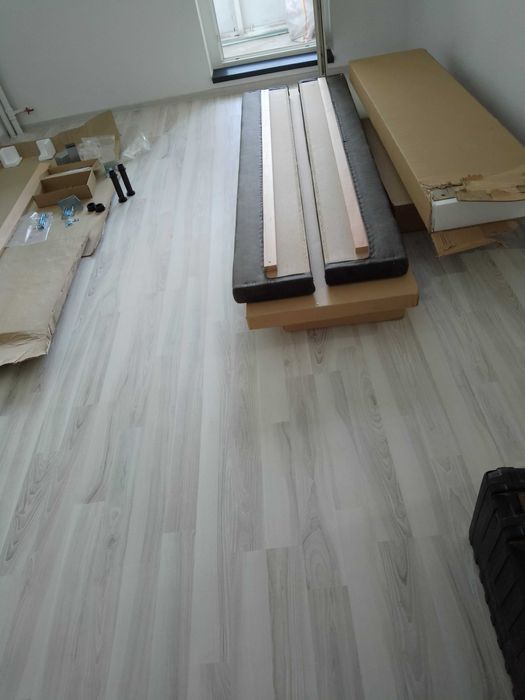 montaj mobila vitrina pat coltar biblioteca etajera comoda birou scaun