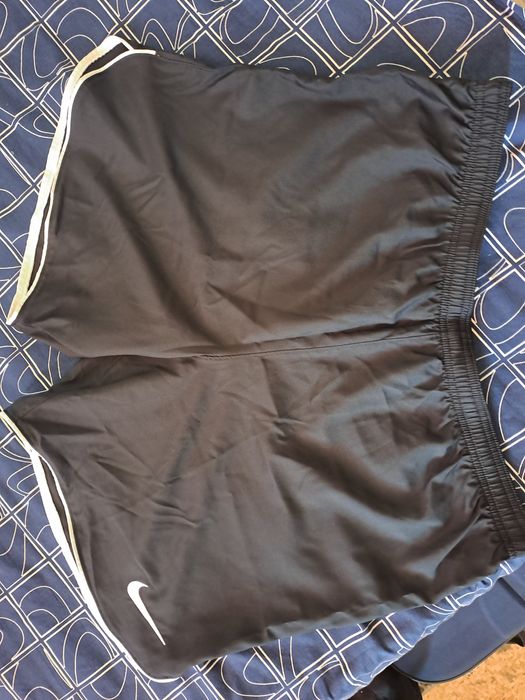 Pantaloni scurți