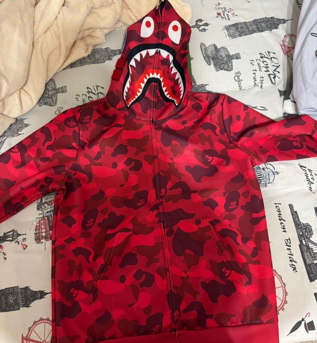 Стильная кофта с культовым дизайном от A Bathing Ape.
Фирменный камуфл