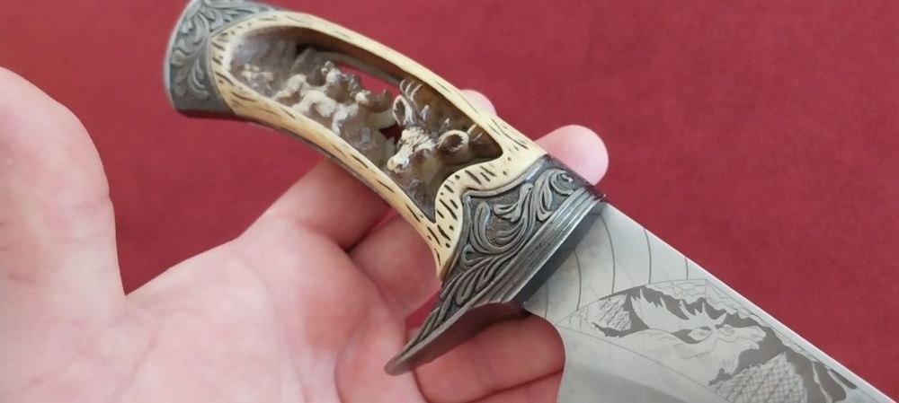 Нож с дървена стойка