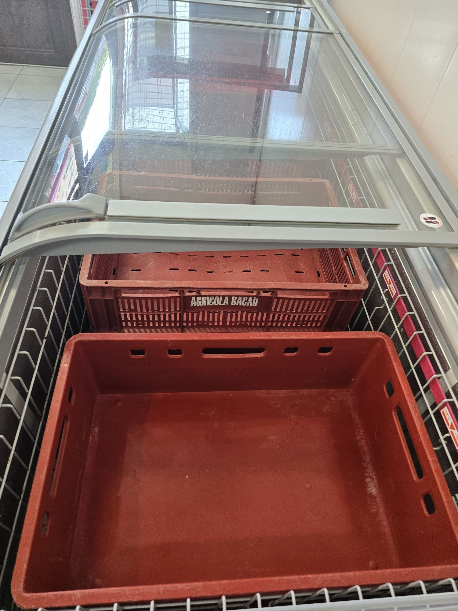 Vând vitrina frigorifica în stare buna