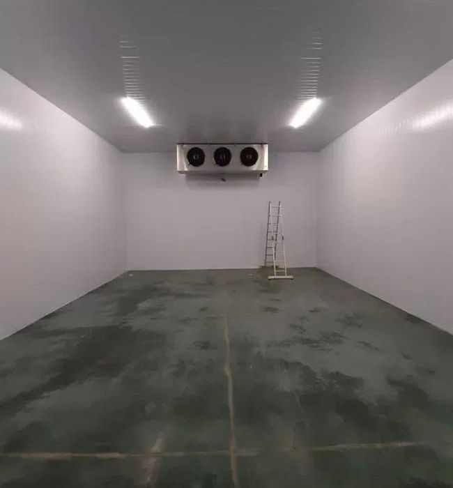 сдам холодильный склад 
400 куб м. 
100 квм. 
есть небольшой офис 15 к