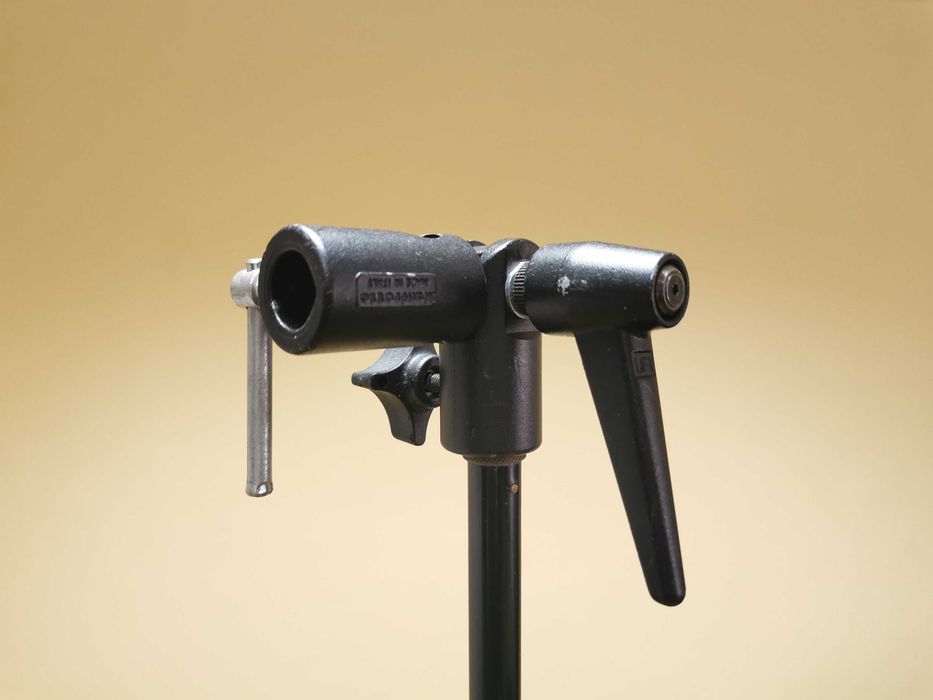 Manfrotto 026 адаптер - стойка за фотографски чадър или светкавица