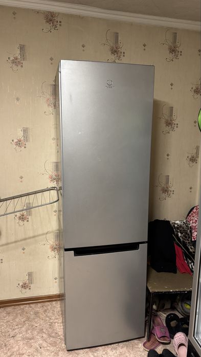Холодильник Indesit, в хорошем состоянии, работает отлично