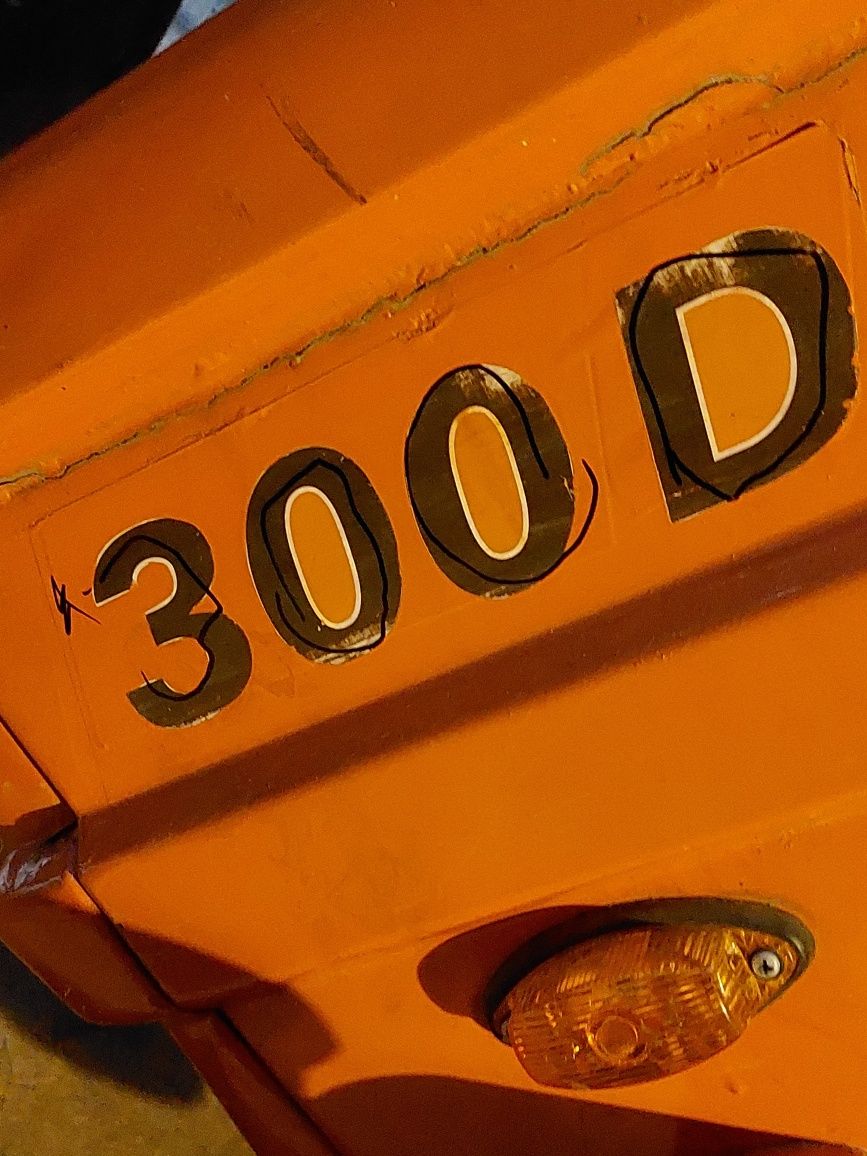 Vând tractor Fiat 300