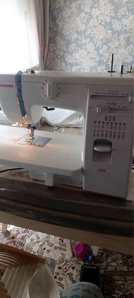 Продам швейную машину Janome 415 с приставным столиком!
