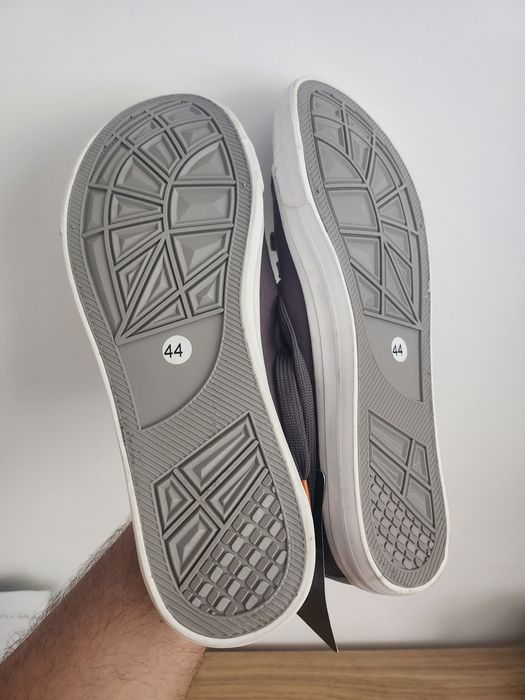 Teniși adidași NOI marime 44, Firma Gin Tonic, gri cu portocaliu