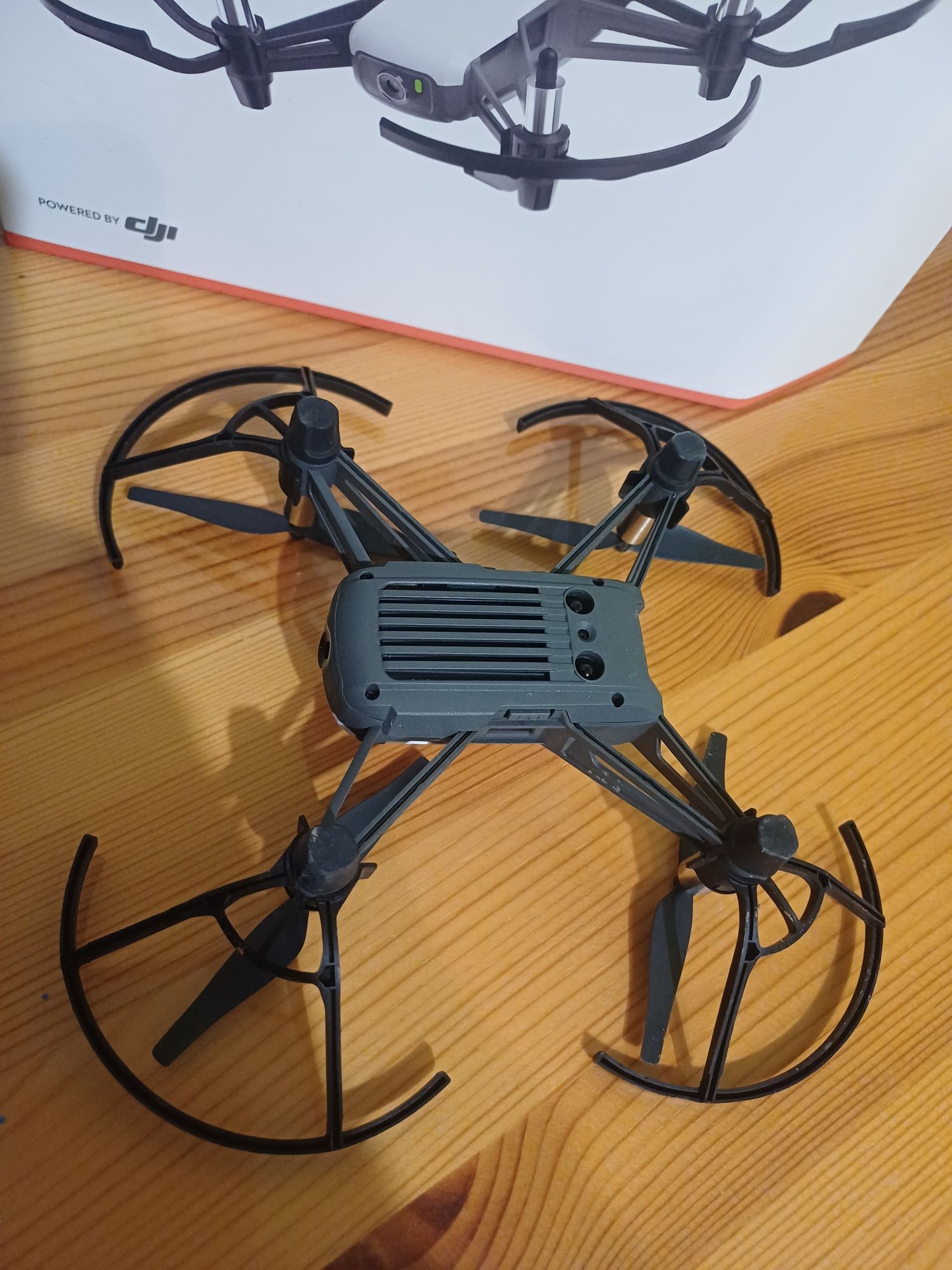 Дрон dji Tello със зарядно, перки и батерия