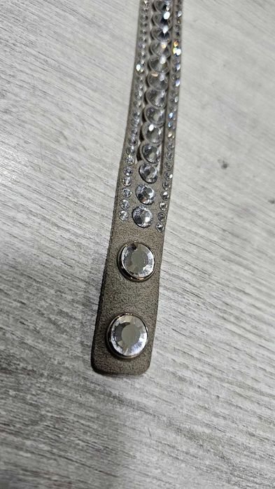 Колие Чокър със светло сива кожа и кристали Swarovski