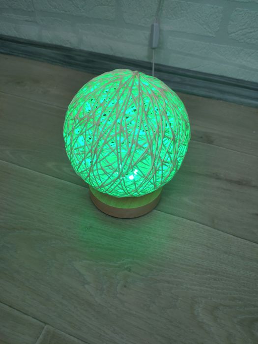 Veioza din lemn masiv si ratan, incarcare USB, utilizare versatila, il