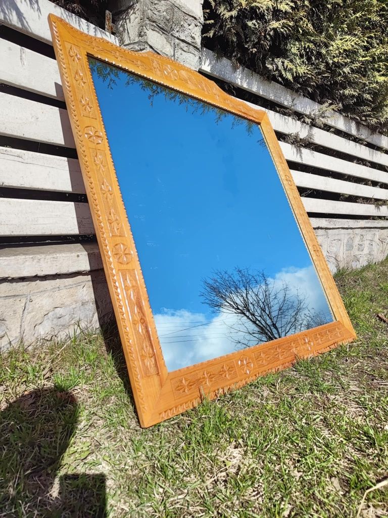 Oglinda cu rama din lemn sculptata