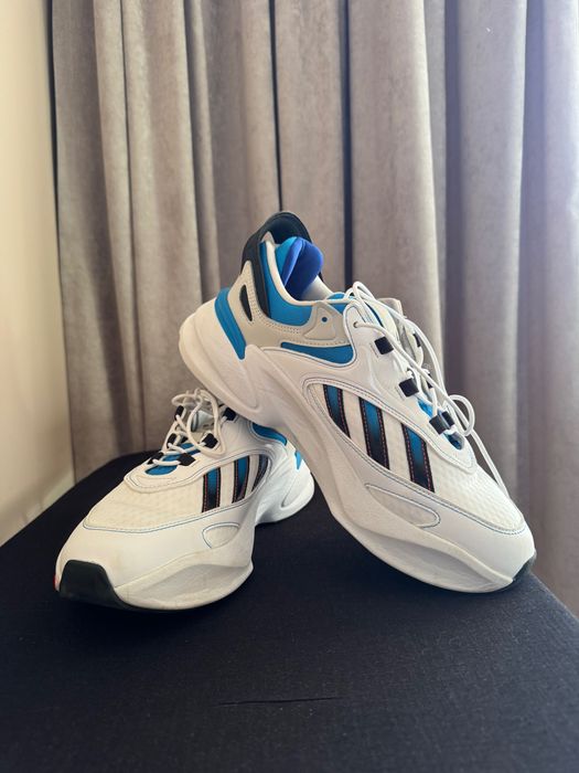 Маратонките Adidas са нови.