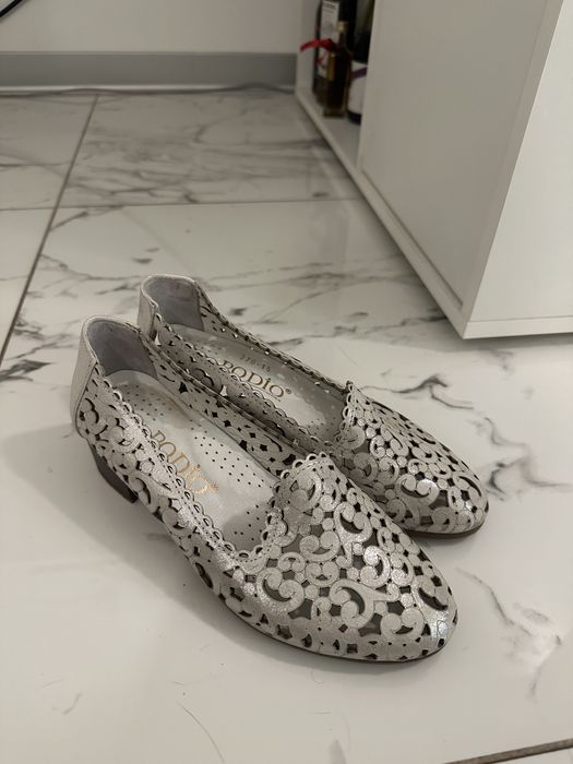 Дамски обувки на нисък ток