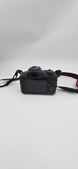 Canon EOS R100 – aparat foto mirrorless compact și performant