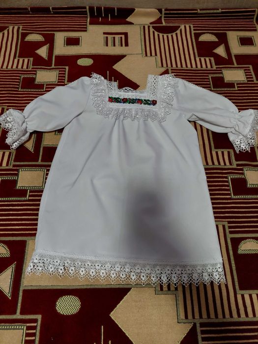 Vand pantaloni latex si ie alba