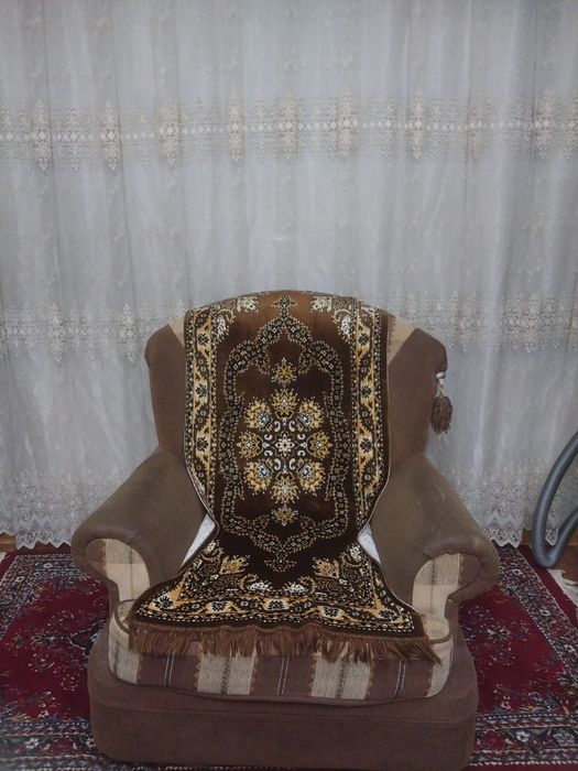 Диван с двумя креслами