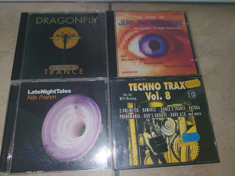 CD uri cu muzică electronică, drum & bass, techno