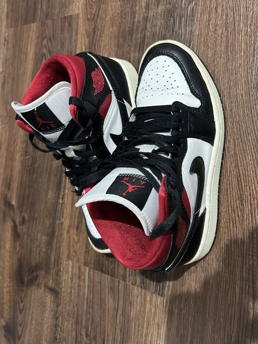 Adidasi Nike Air Force si Nike Jordan