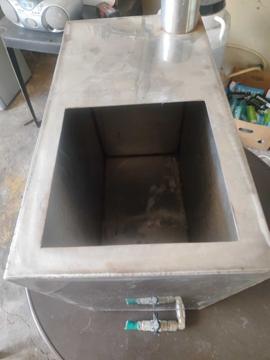 Резервоар за чиста вода от неръждавейки с кранче, капак и гърловина.