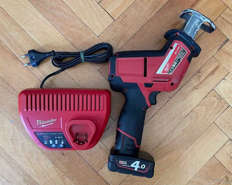 Акумулаторен безчетков саблен трион Milwaukee M12CHZ