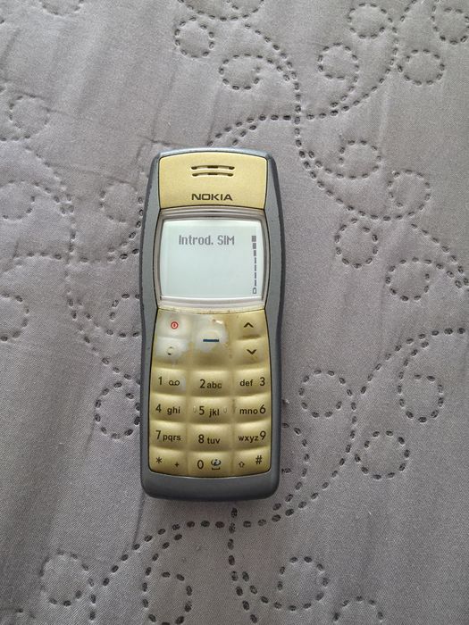 Nokia 1101 și încărcător.