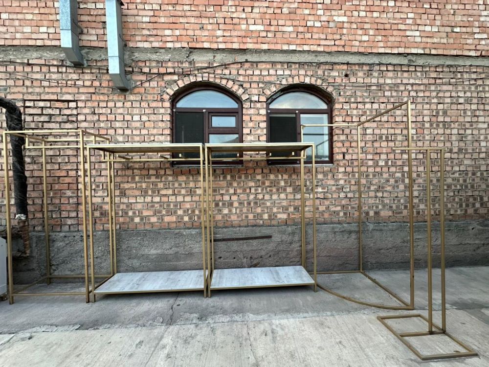 Стенды для одежды и лаундж