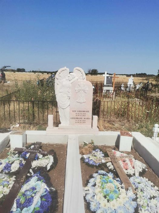 Monumente funerare