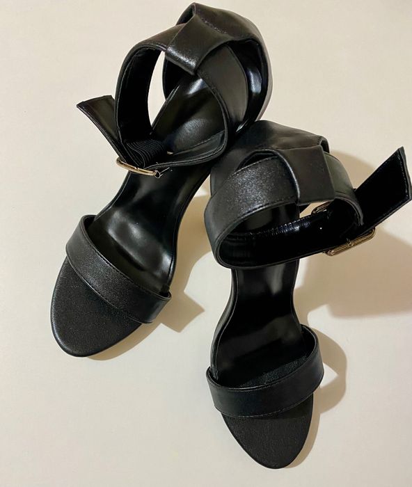 Sandale noi foarte dragute