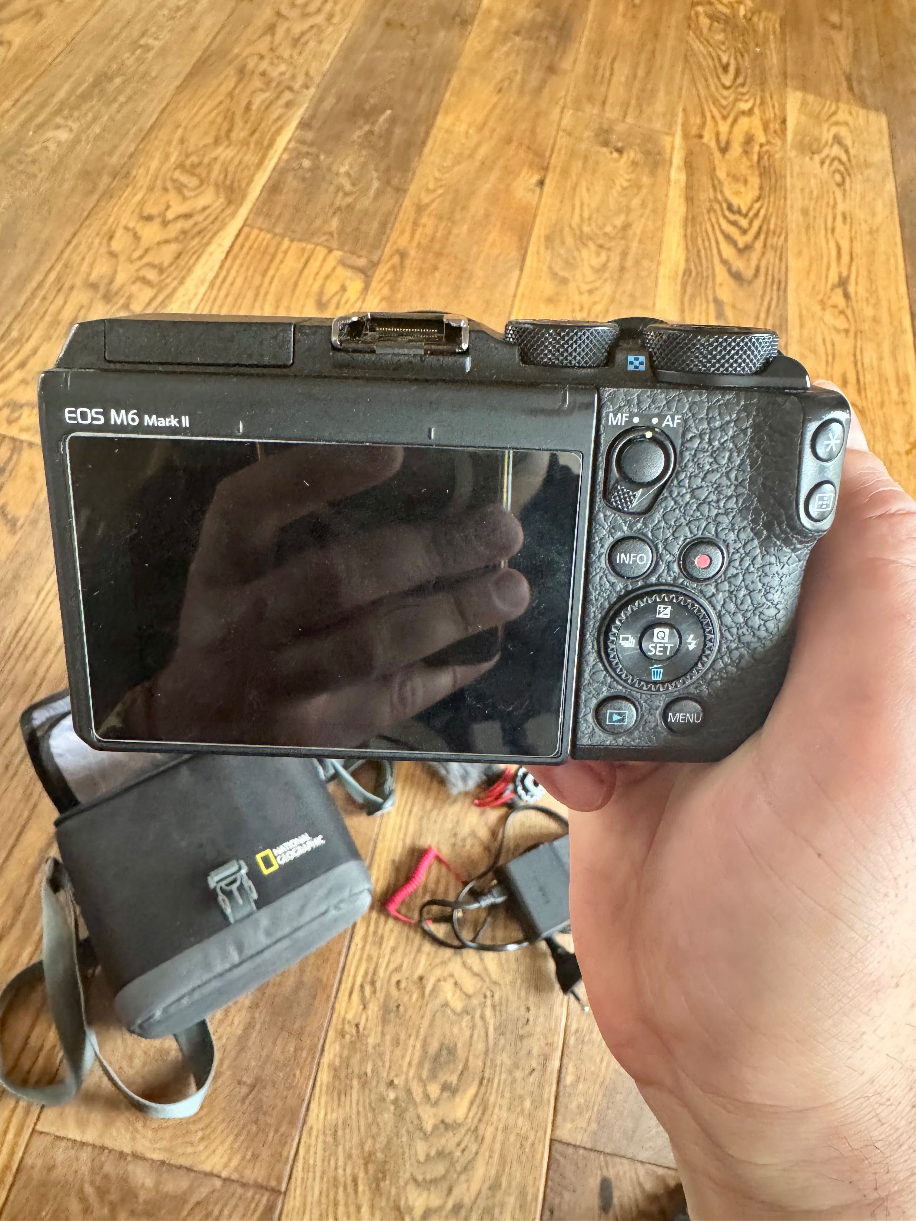 Продавам Canon EOS M6 Mark 2 + Sigma обектив,