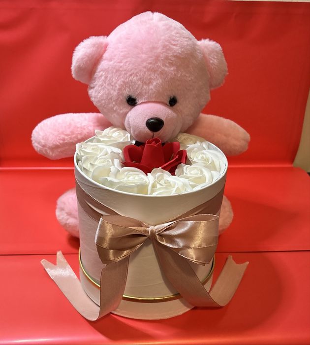 Cutie trandafiri cu ursulet de plus